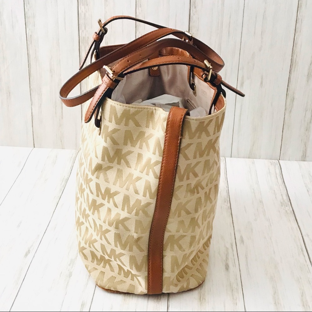 Michael Kors Tote Tan Handbag - Picture 4 of 16